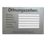 Öffnungszeiten-Schild Vorderseite Acrylex 1,5 mm, Rückseite Poly 0,8 mm