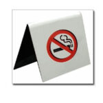 Aktionstischaufsteller mit Nichtraucher Logo Gravur, Größe: 4 x 4 cm oder 6 x 6 cm
